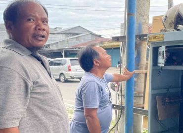 Petugas Dinas Perhubungan Kabupaten Belitung saat melakukan pengecekan box control lampu lalu lintas di Simpang Rahat, Tanjungpandan