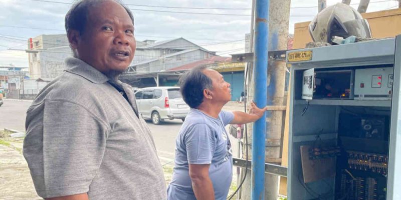 Petugas Dinas Perhubungan Kabupaten Belitung saat melakukan pengecekan box control lampu lalu lintas di Simpang Rahat, Tanjungpandan