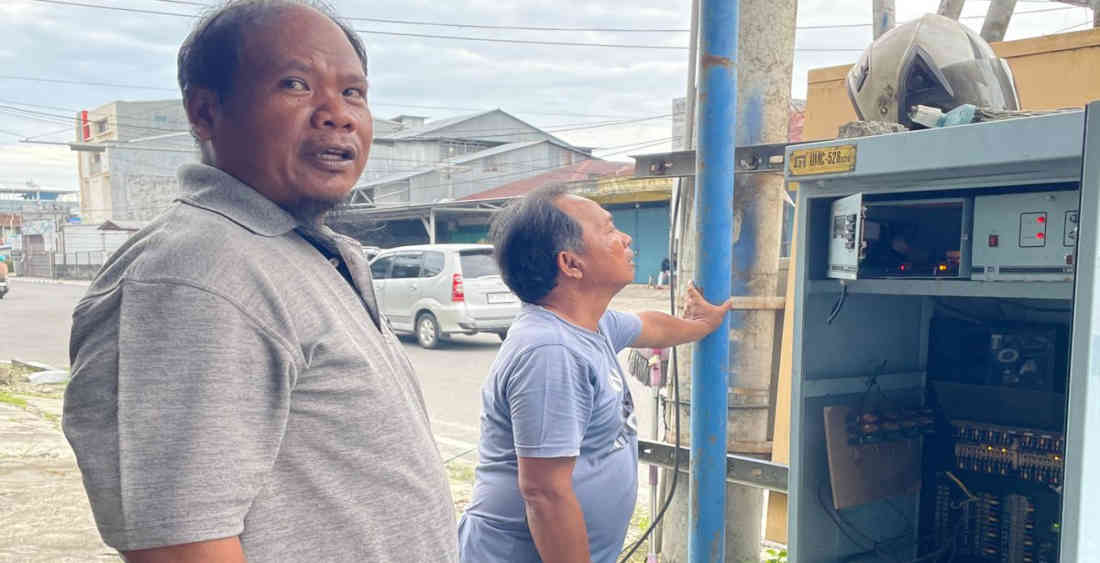 Petugas Dinas Perhubungan Kabupaten Belitung saat melakukan pengecekan box control lampu lalu lintas di Simpang Rahat, Tanjungpandan